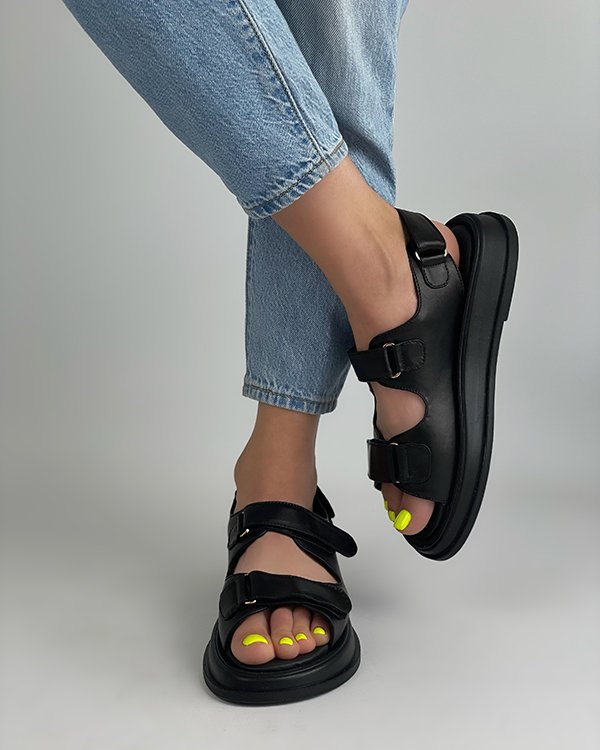 Фото: Яркие сандалии на липучках. Купить со скидкой 31%.