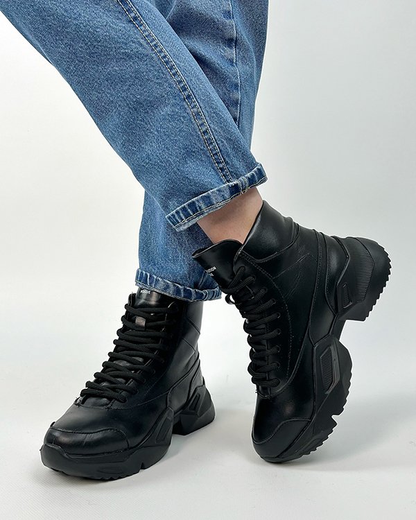 Фото: Футуристические кроссы на модной подошве. Купить со скидкой 30%.