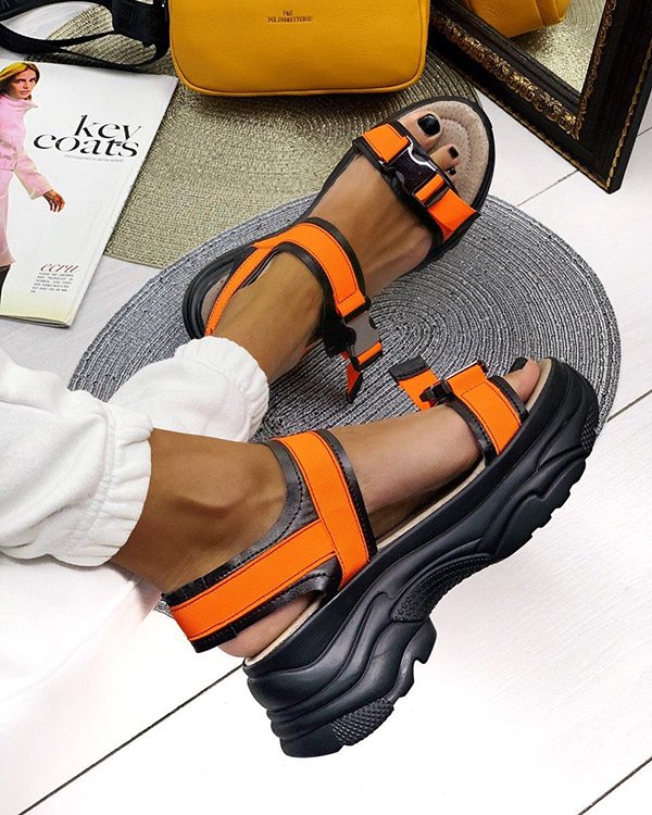 Фото: «Горячие» неоновые сандалии. Купить со скидкой 20%.