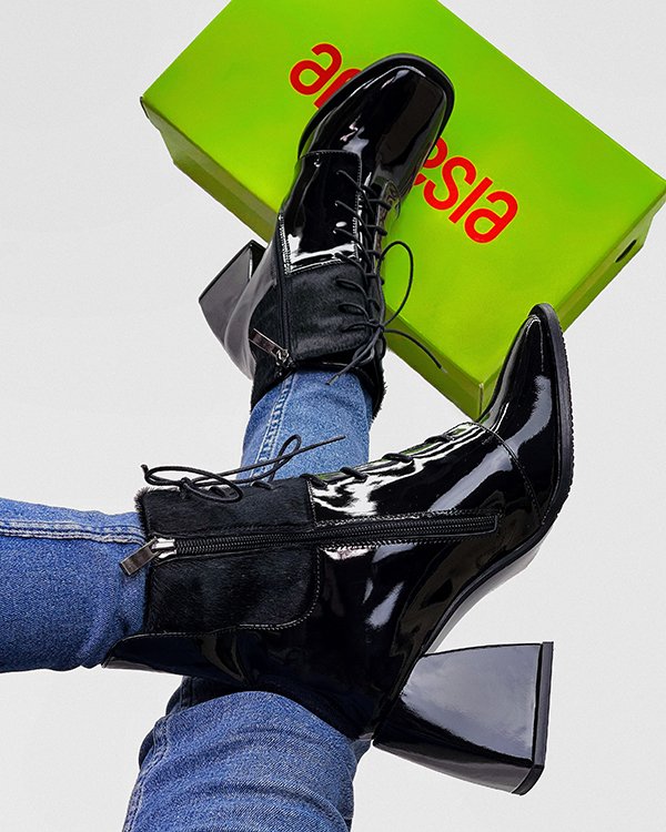 Фото: Соблазнительные ботинки на каблуке с мехом пони. Купить со скидкой 32%.