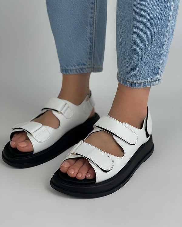 Фото: Яркие сандалии на липучках. Купить со скидкой 34%.