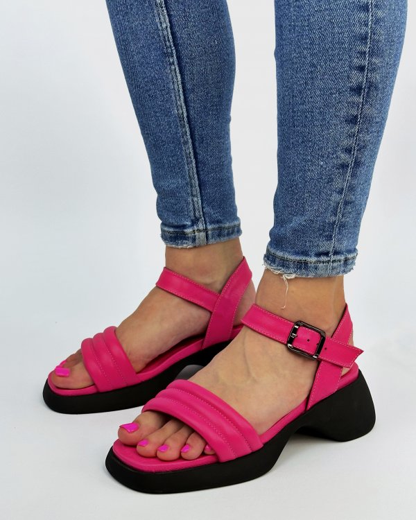 Фото: Яркие воздушные сандалии. Купить со скидкой 22%.