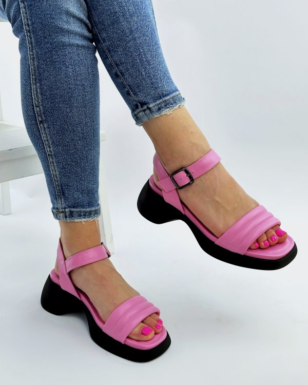 Фото: Яркие воздушные сандалии. Купить со скидкой 22%.
