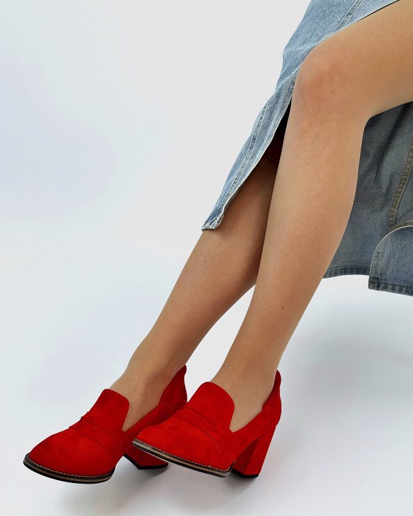 Фото: Замшевые туфли с мягким воротником-стойкой. Купить со скидкой 23%.