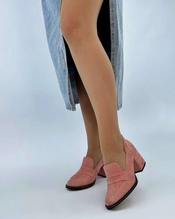 Фото: Замшевые туфли с мягким воротником-стойкой. Купить со скидкой 23%.