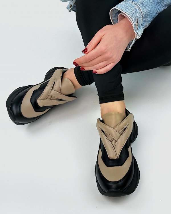 Фото: Футуристические кроссы из 100% кожи с велкро-липучкой..