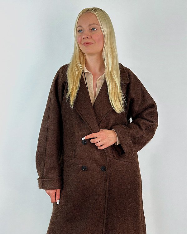 Фото: Двубортное утеплённое пальто из шерсти. Купить со скидкой 36%.