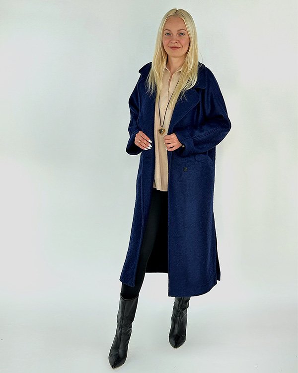 Фото: Двубортное утеплённое пальто из шерсти. Купить со скидкой 36%.