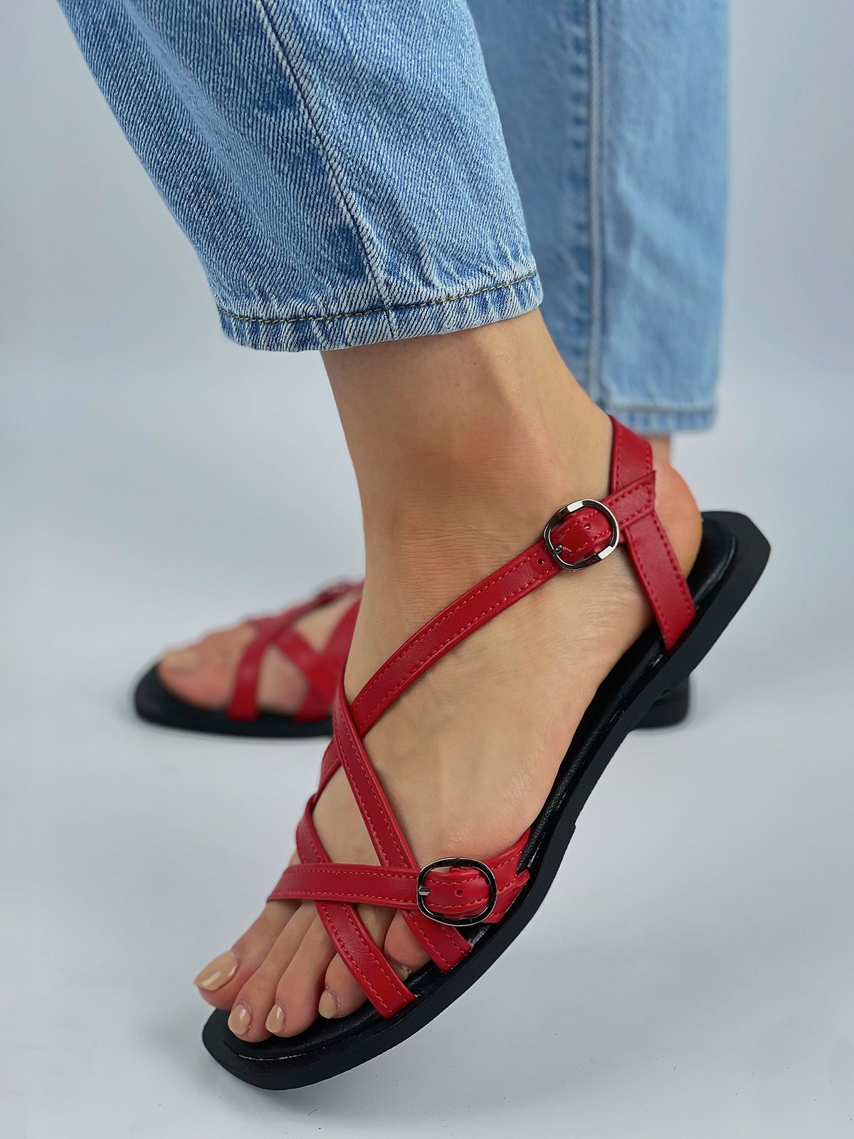 Фото: Изящные сандалии из 100% кожи