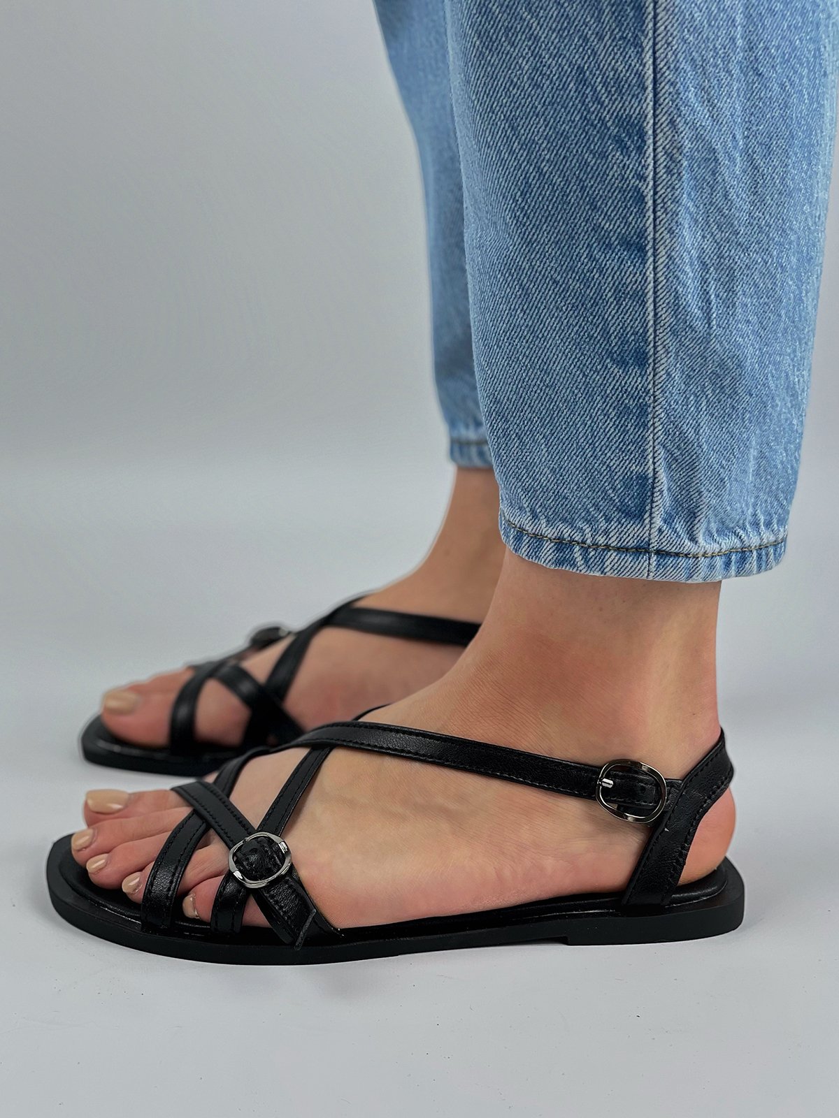 Фото: Изящные сандалии из 100% кожи