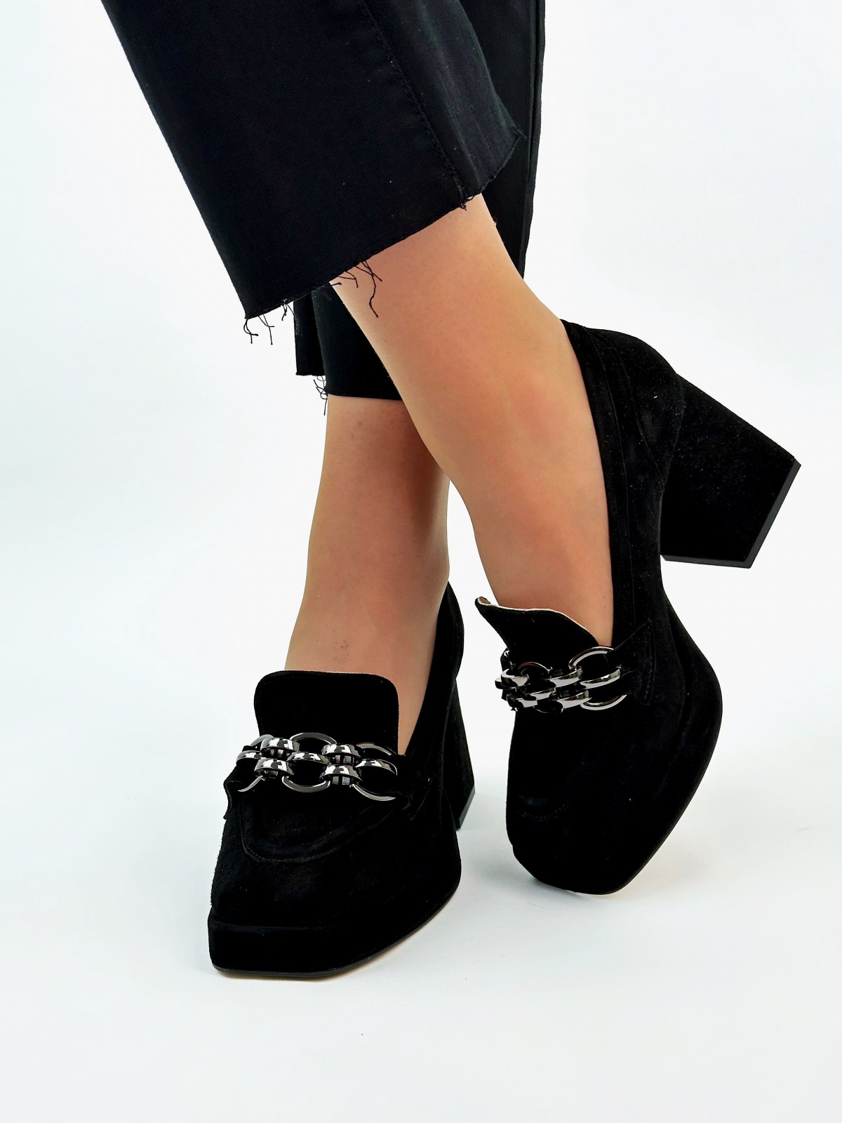 Фото: Изысканные туфли с модной фурнитурой