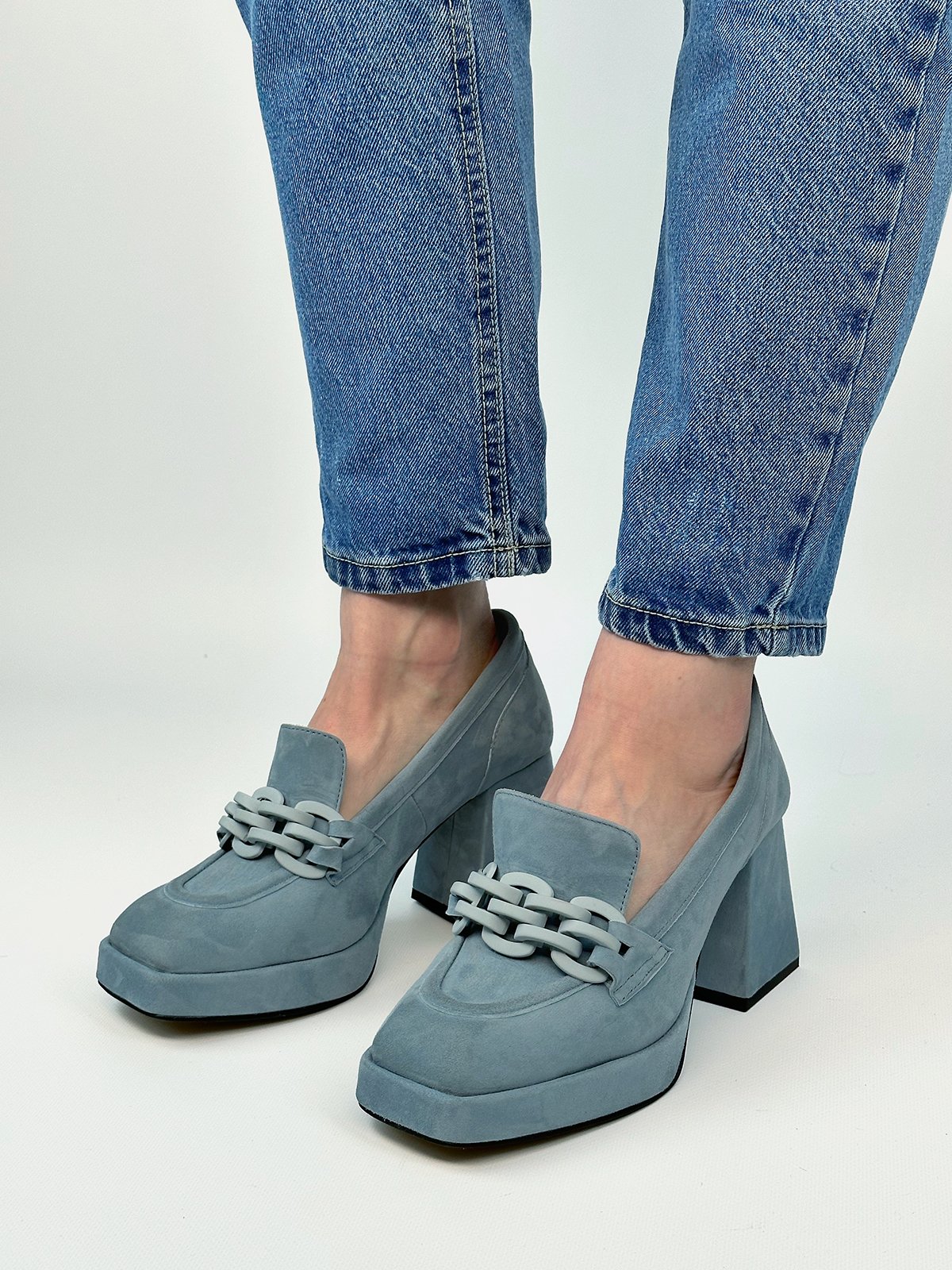 Фото: Изысканные туфли с модной фурнитурой