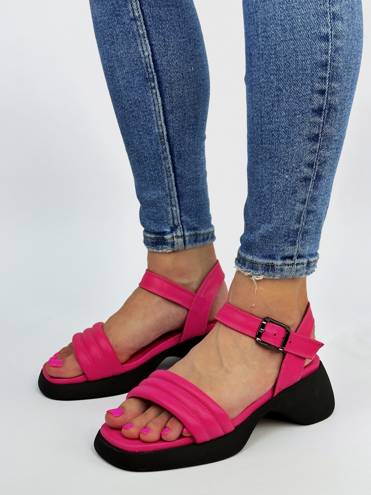 Фото: Яркие воздушные сандалии