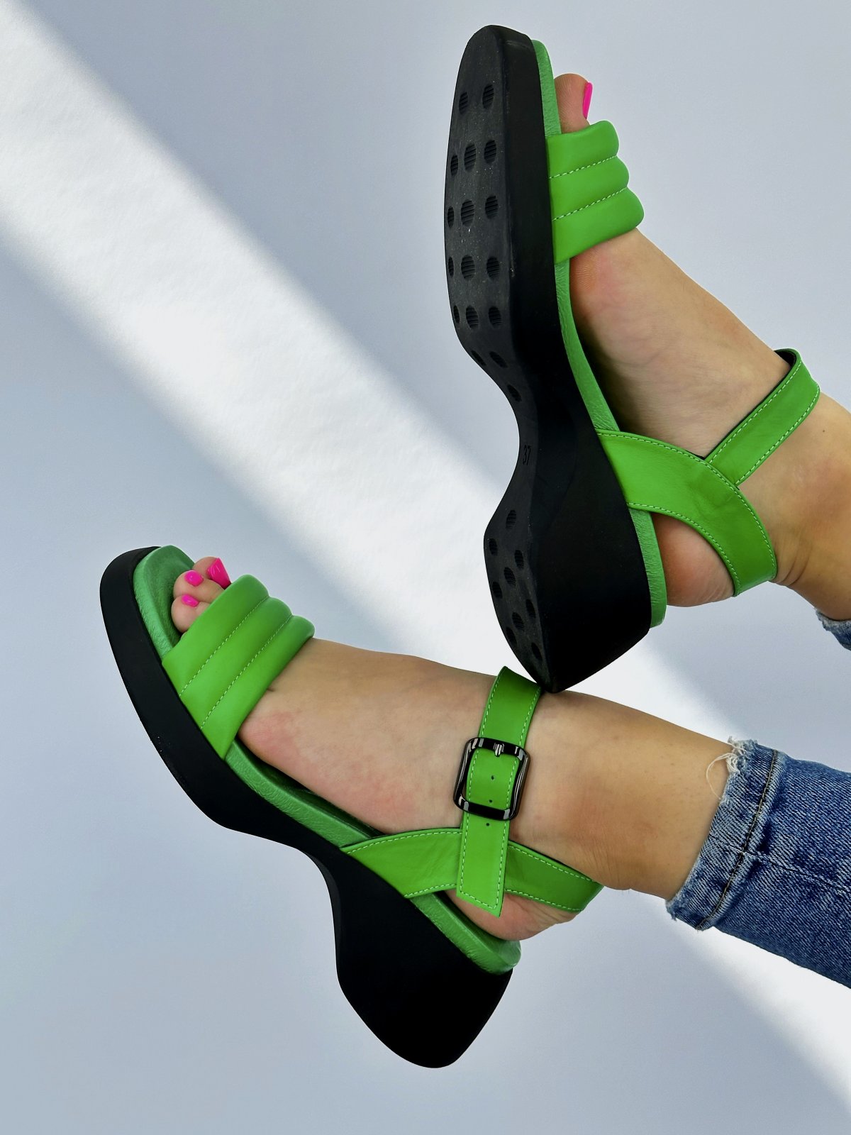 Фото: Яркие воздушные сандалии