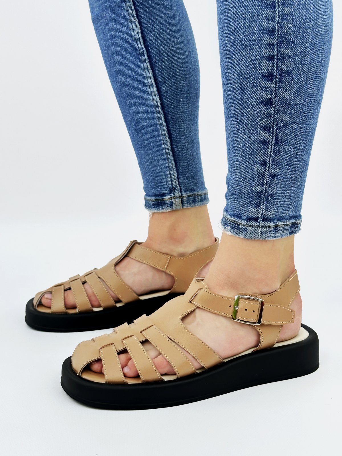 Фото: Модные сандали-римлянки из 100% кожи