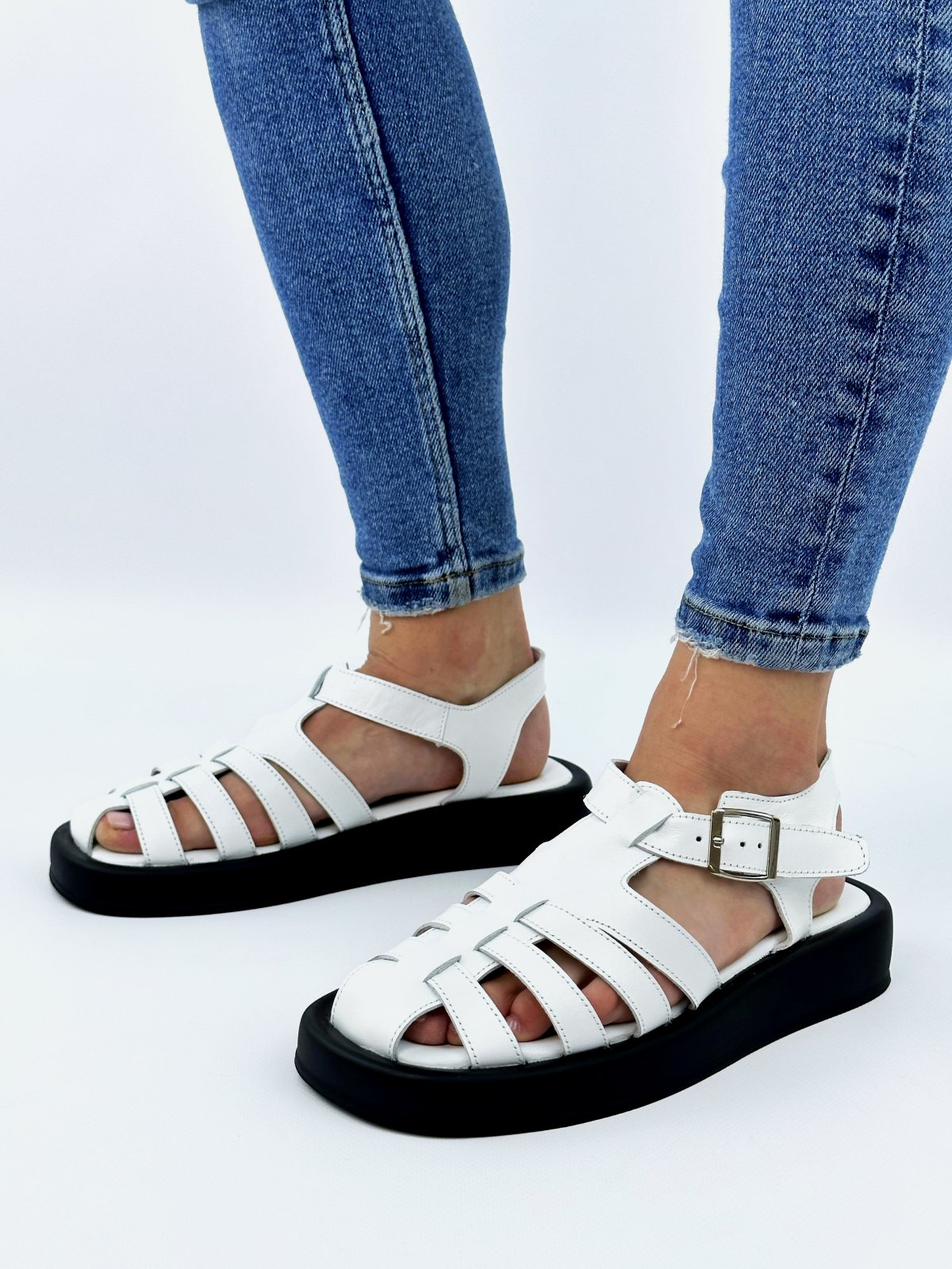 Фото: Модные сандали-римлянки из 100% кожи