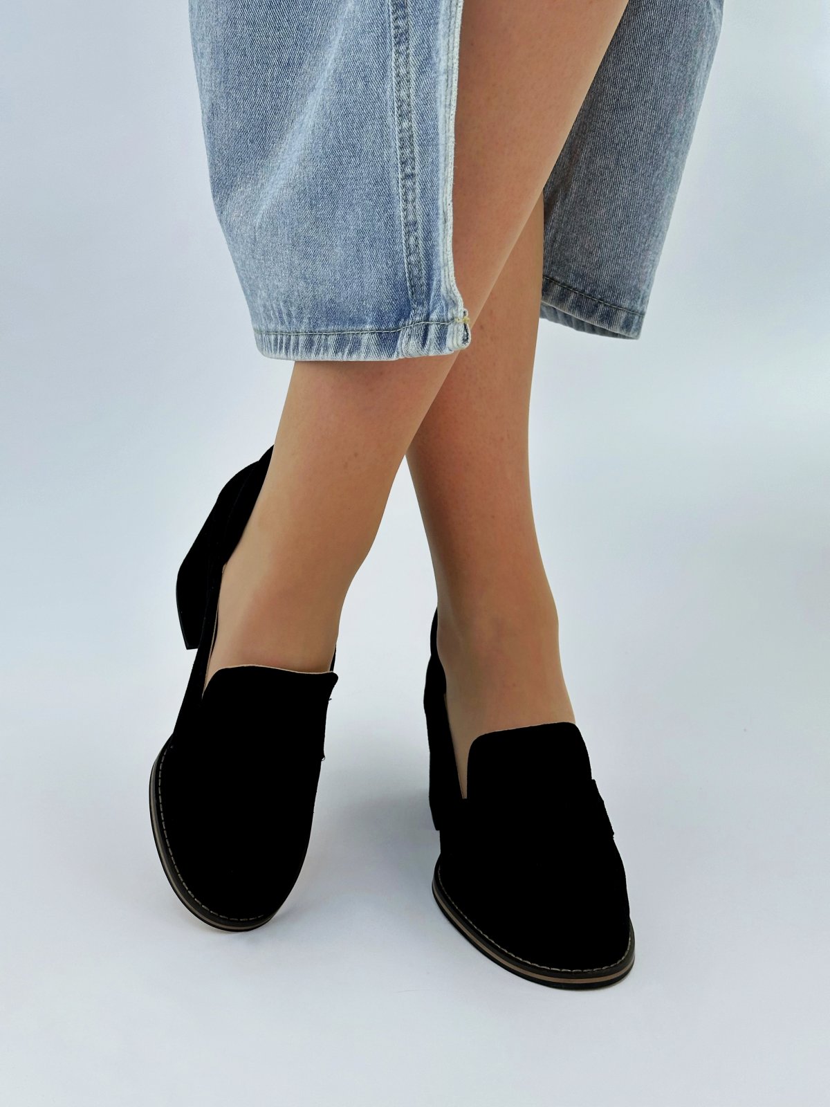 Фото: Замшевые туфли с мягким воротником-стойкой