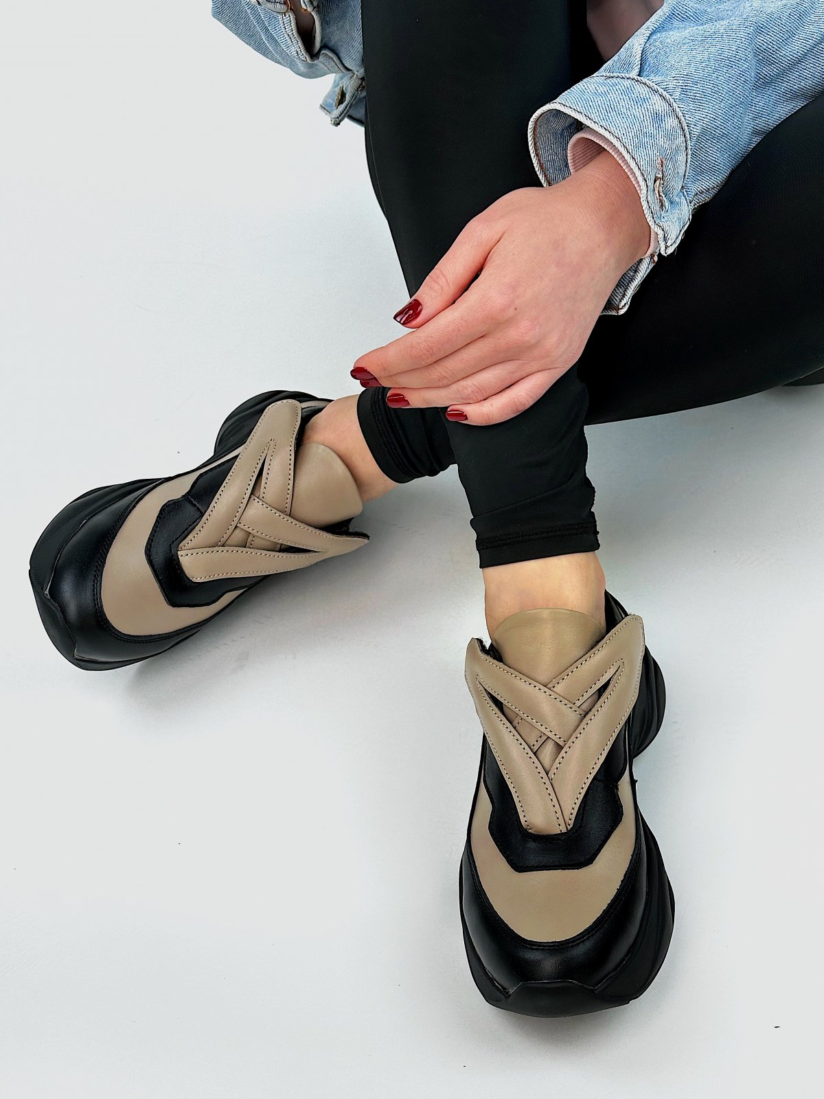 Фото: Футуристические кроссы из 100% кожи с велкро-липучкой
