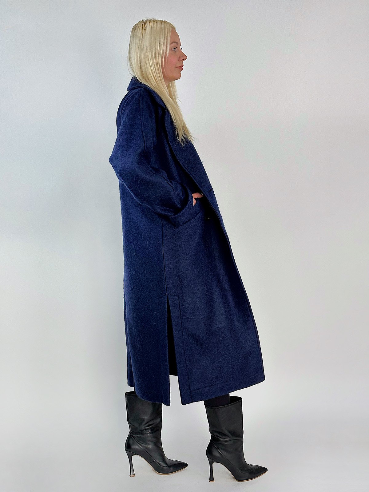 Фото: Двубортное утеплённое пальто из шерсти
